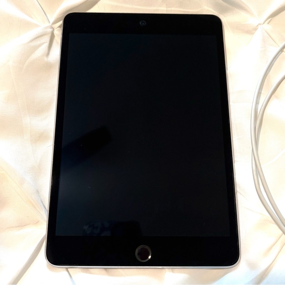 Ipad Mini 4 Space Grey 128G wifi tablet with Lightening cable - Picture 4 of 6